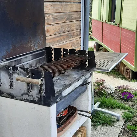 Oda ve Kahvaltı D'hote Dans Roulotte Amenagee Confort Kitchenette Sdb La Fee Favie Villy-le-Bouveret
