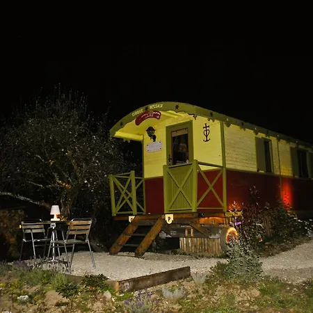 D'hote Dans Roulotte Amenagee Confort Kitchenette Sdb La Fee Favie Oda ve Kahvaltı Villy-le-Bouveret